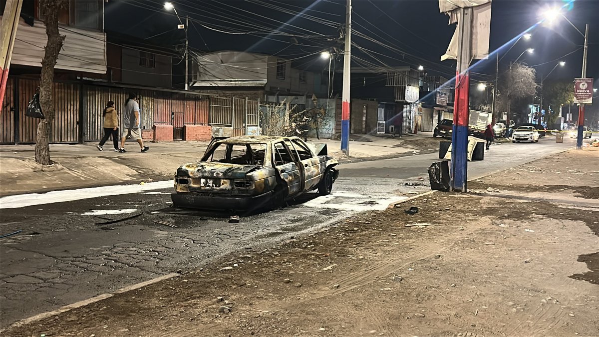 Ataque a disparos deja dos muertos en límite de San Bernardo y El Bosque: vehículo fue incendiado