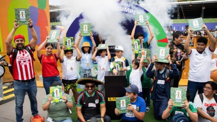 Ábum del Mundial reunió a miles en México en busca de un Récord Guinness