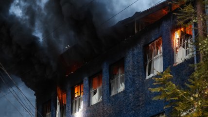 Incendio en bodega moviliza a más de 15 compañías de Bomberos en Santiago Centro