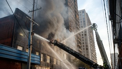   Decenas de bomberos combatieron incendio en bodega textil santiaguina 