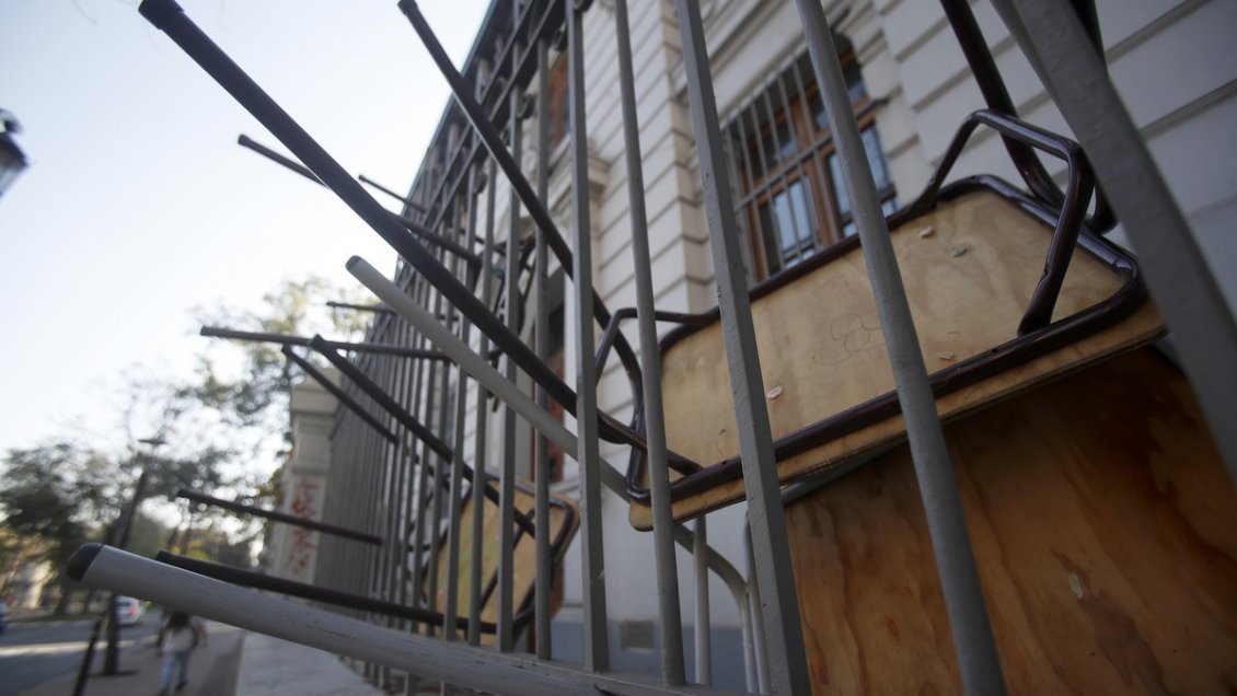 Escolares marcharon y tomaron el Liceo Enrique Molina Garmendia de Concepción