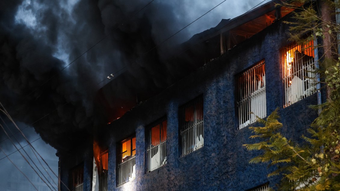 Incendio en bodega moviliza a más de 15 compañías de Bomberos en Santiago Centro