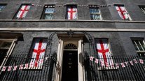 Residencia del primer ministro británico amaneció repleta de banderas de Inglaterra