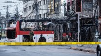 Las imágenes del fatal incendio que consumió un auto, un bus y locales en Franklin