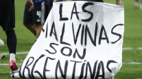 Jugadores argentinos desplegaron lienzo con un potente mensaje tras triunfo ante Inglaterra