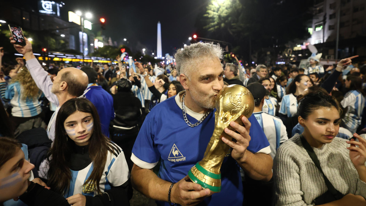 Hinchas argentinos agotaron los vuelos rumbo a la final del Mundial