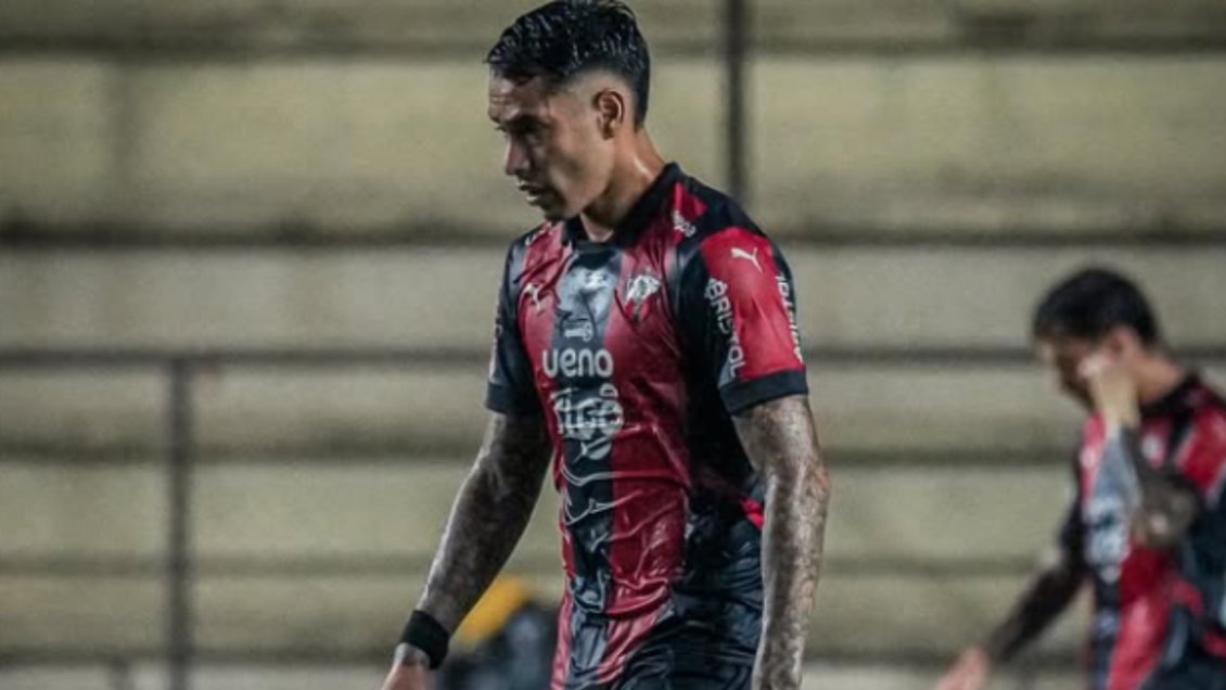 Justicia ordenó a jugador de Cerro Porteño alejarse de su exmujer y su hija