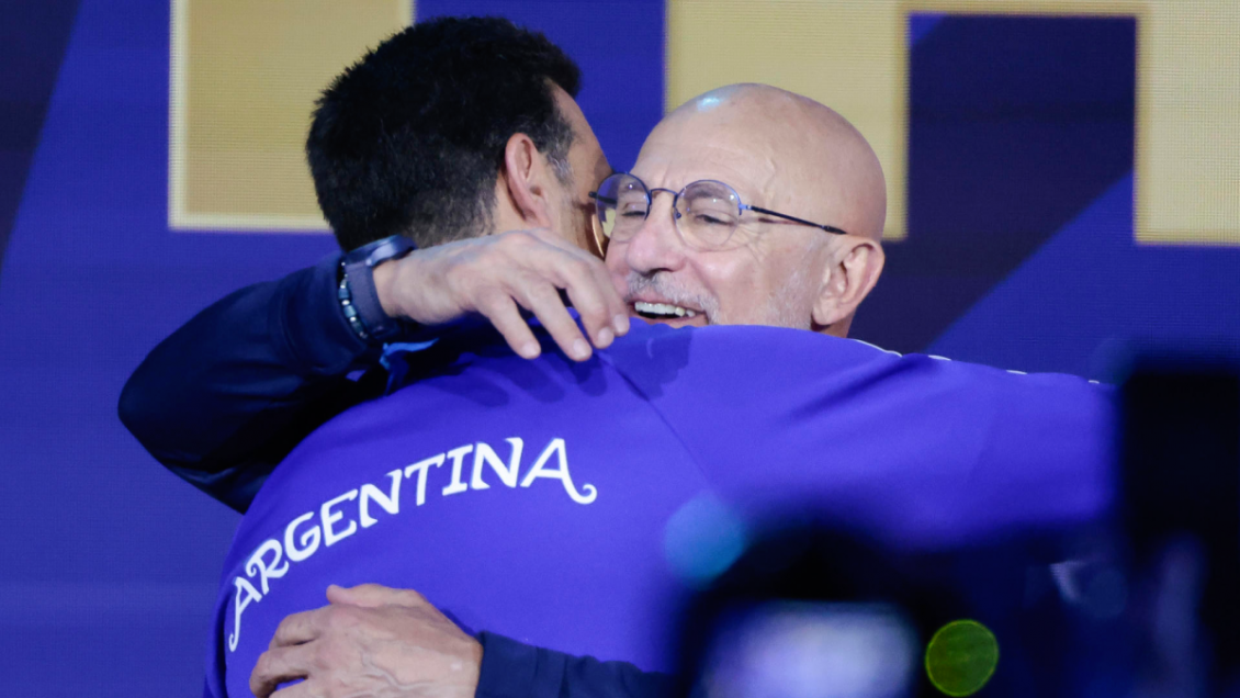 Scaloni y De la Fuente se dieron un fraternal abrazo antes de la final del Mundial