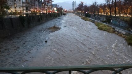 Así luce el Río Mapocho este viernes en medio del sistema frontal en Santiago