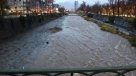 Así luce el Río Mapocho este viernes en medio del sistema frontal en Santiago