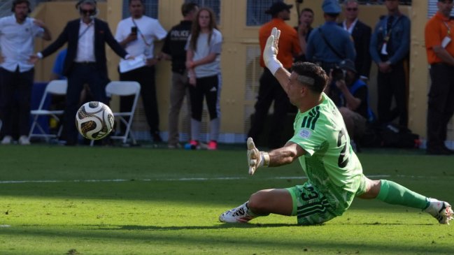 "Dibu" Martínez breaks World Cup final save record