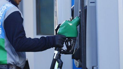 Economistas proyectan alza de hasta $33 en bencinas por conflicto entre EE.UU. e Irán