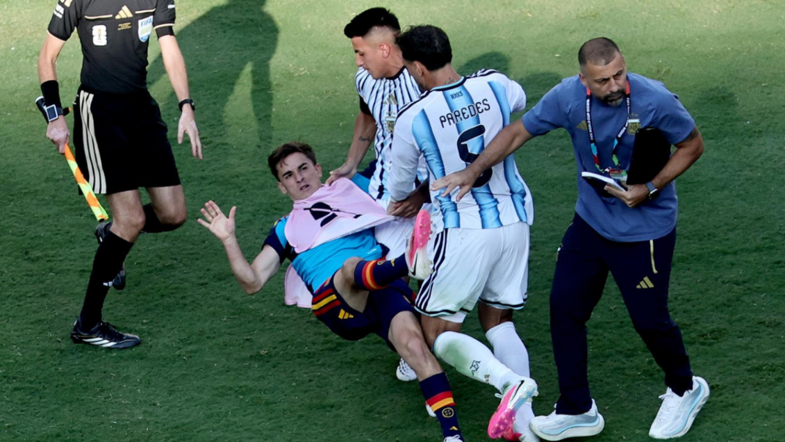 Leandro Paredes protagonizó fuerte pelea y empujó a Gavi tras la final