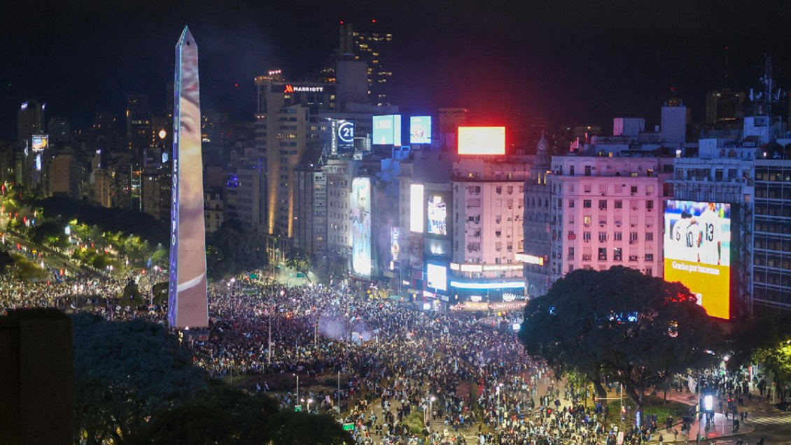 El Obelisco en Buenos Aires se llenó de hinchas: 