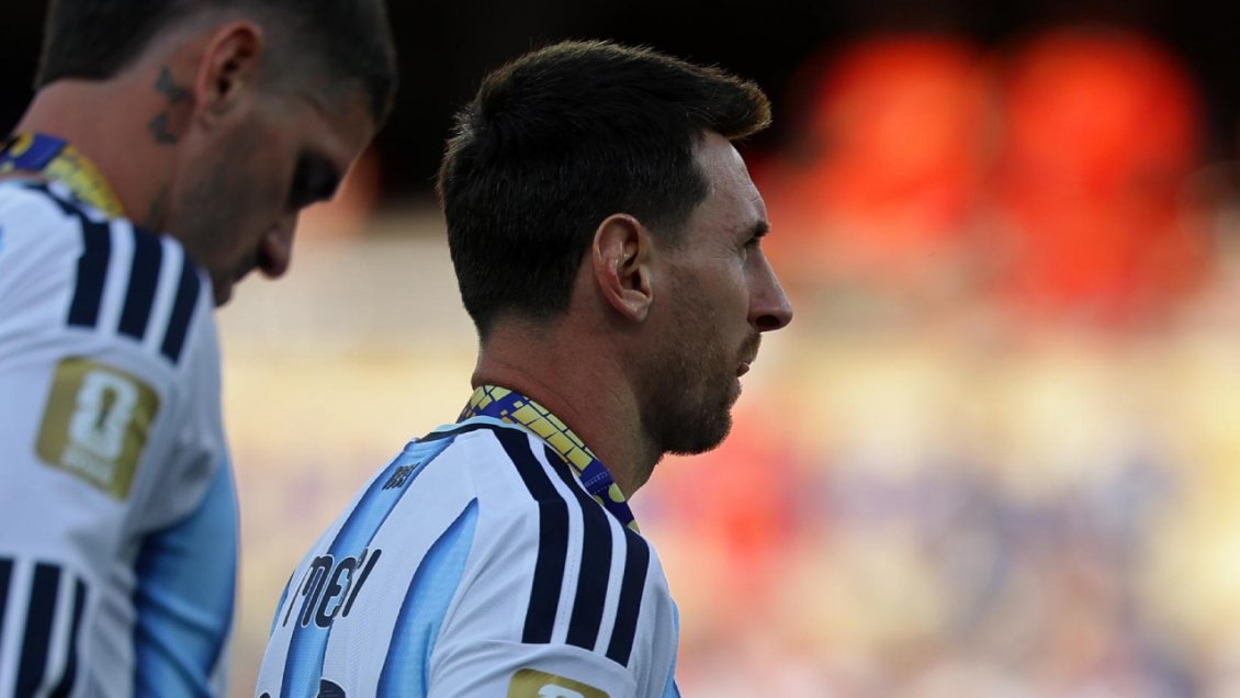 Messi y los seleccionados argentinos abandonaron en silencio el estadio tras perder la final del Mundial