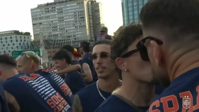 [VIDEO] Yeremy Pino y Unai Simón se besaron durante los festejos de España