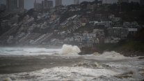 Balance del sistema frontal en Valparaíso: Un fallecido, 860 damnificados y graves socavones
