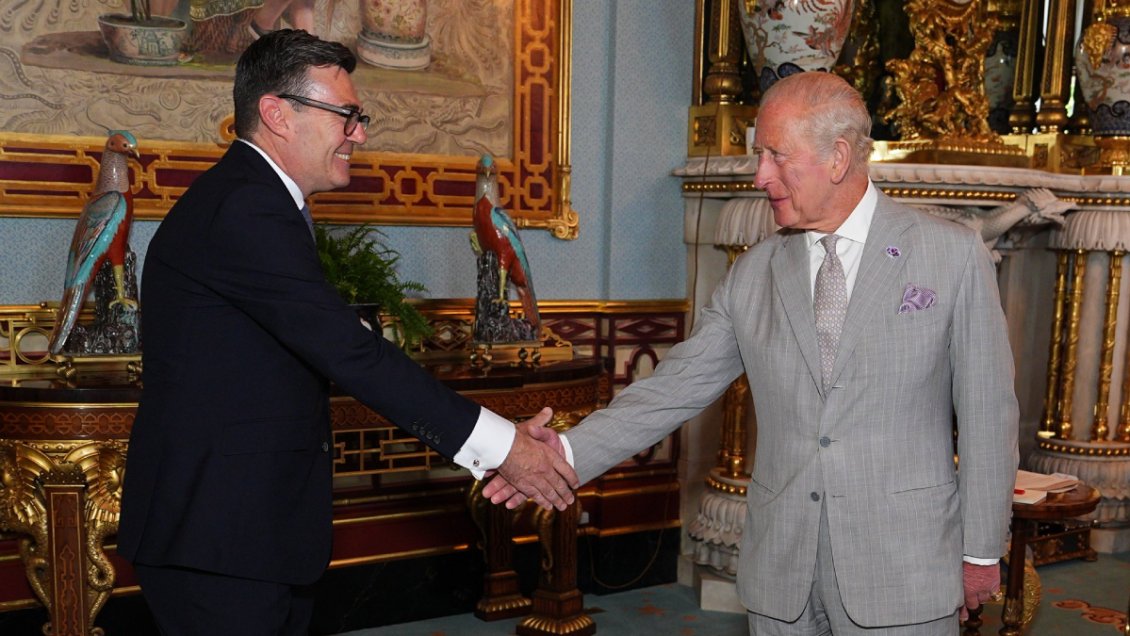 Burnham asume el gobierno británico tras recibir el encargo del rey