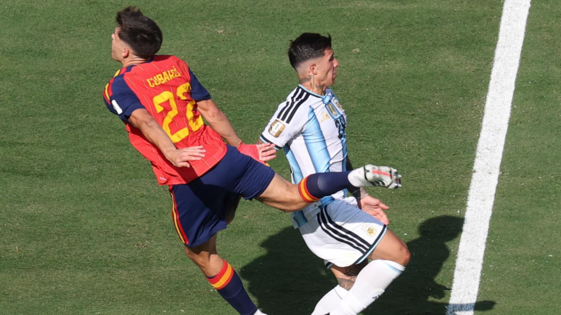 Comentarista argentino recibió críticas por decir que expulsión de Enzo Fernández fue por 