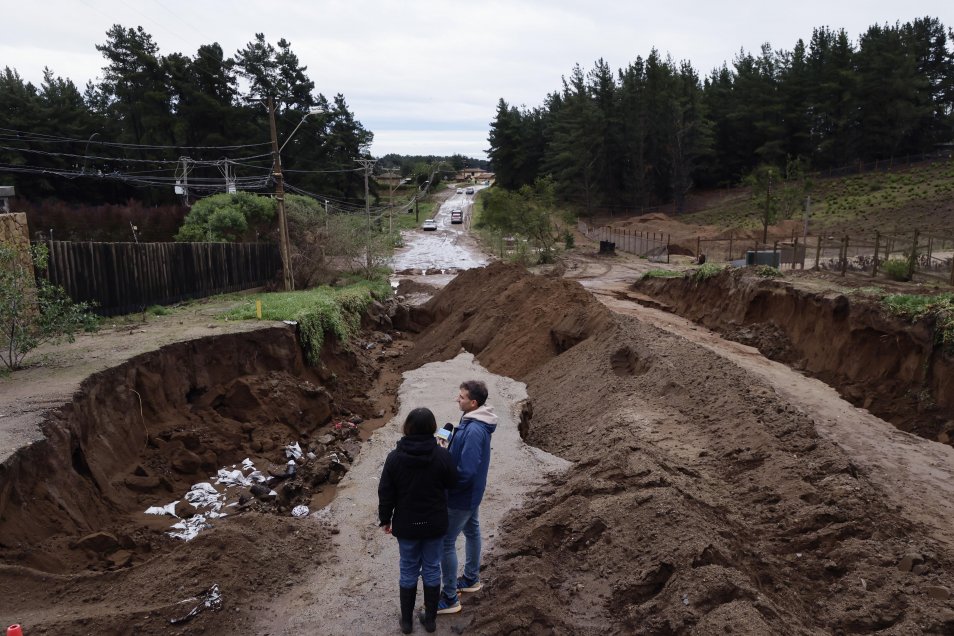 Sistema frontal provoca múltiples socavones y cortes de rutas en la Región de Valparaíso