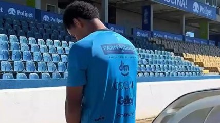   Atacante fue expulsado antes de un partido por orinar junto a la banca y luego se disculpó 