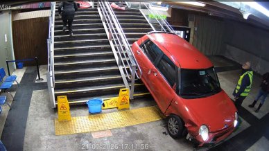 Auto irrumpió en la Estación Viña del Tren Limache-Puerto tras choque: un muerto y cuatro heridos