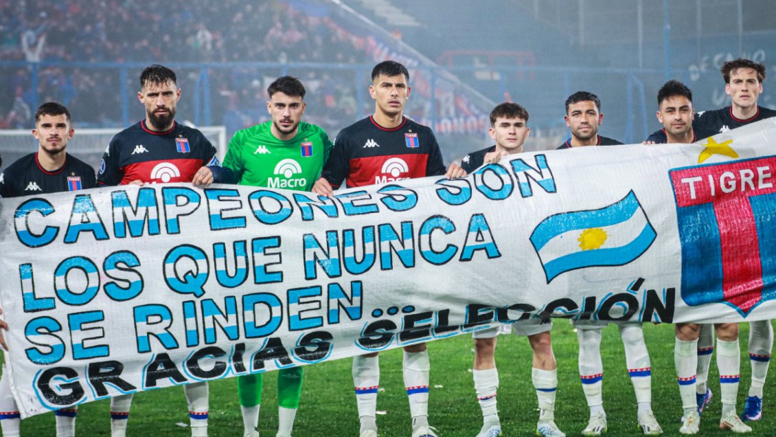 Tigre desplegó lienzo para felicitar a la selección argentina en partido de Copa Sudamericana