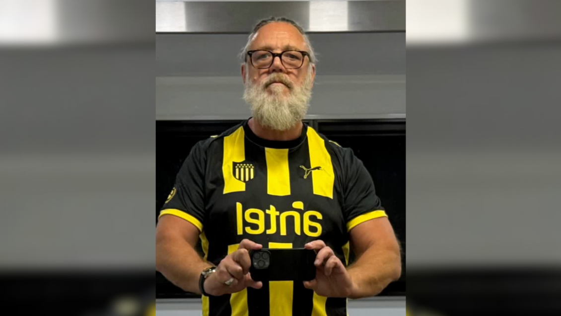 Gladiador aurinegro: Russell Crowe posó con la camiseta de Peñarol