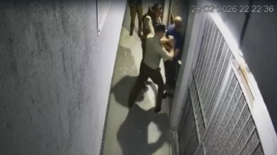 Dos carabineros fueron formalizados por lesionar a detenido y maquillarlo como "caída accidental"