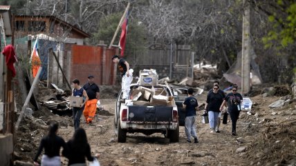 La Serena: Voluntarios y vecinos ayudan en limpieza y reconstrucción de pueblo de Islón