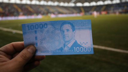   Hinchas de la U protestaron contra Michael Clark arrojando billetes con su rostro en La Florida 