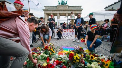 Berlín se llena de flores por homenaje a víctimas de atropello múltiple durante marcha LGBTI+