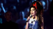 Jueza ordenó al padre de Amy Winehouse pagar un millón de euros a amigas de la cantante