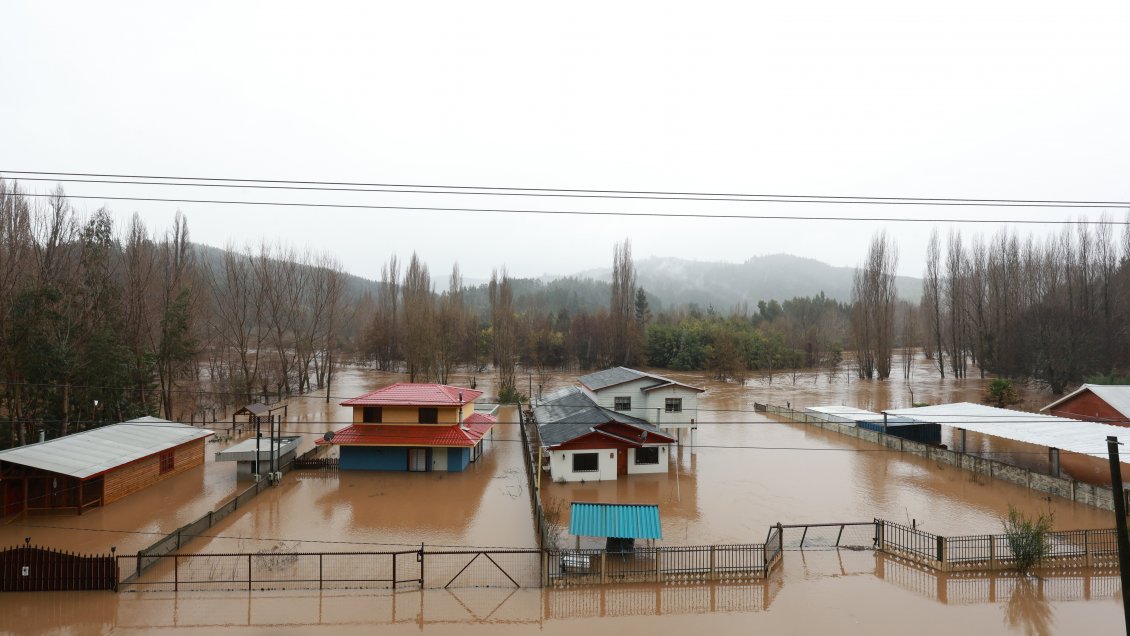 Sistema frontal afecta de Antofagasta a Los Lagos: desbordes, cortes de energía y suspensión de clases