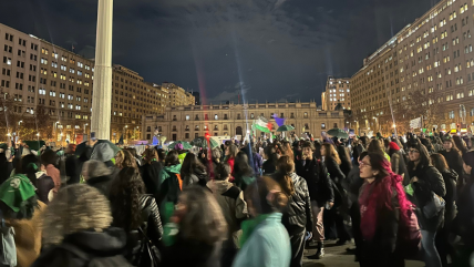 Marcha feminista llegó hasta La Moneda en contra del proyecto "Escucha su corazón"