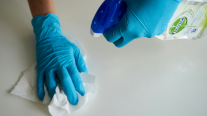 Mascarilla, cloro y guantes: Los dispositivos médicos 