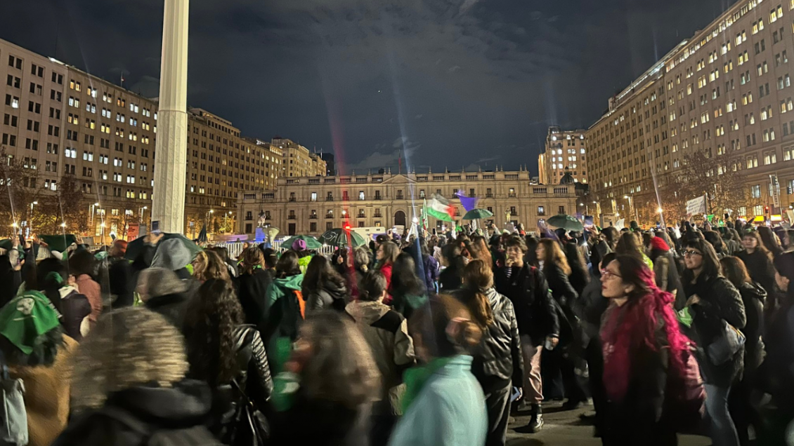 Marcha feminista llegó hasta La Moneda en contra del proyecto 