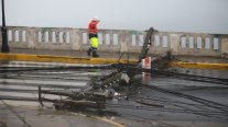 Caída de postes en Cerro Barón corta principal vía de acceso