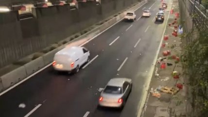 Alta congestión en la Autopista Central: carga de un camión de bebida cayó en plena ruta