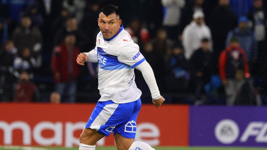 Gary Medel celebró 39 años y recibió homenajes de la UC y La Roja