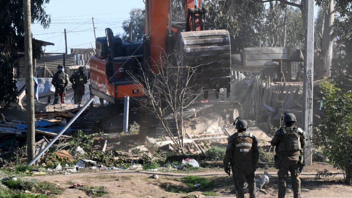 Se retoma desalojo de megatoma de San Antonio: Buscan retirar del terreno a 526 personas