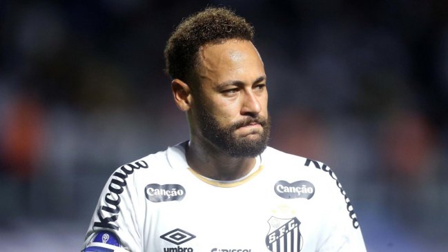 [VIDEO] Besos sarcásticos, gritos y furia rival: La noche de furia que vivió Neymar en clasificación de Santos