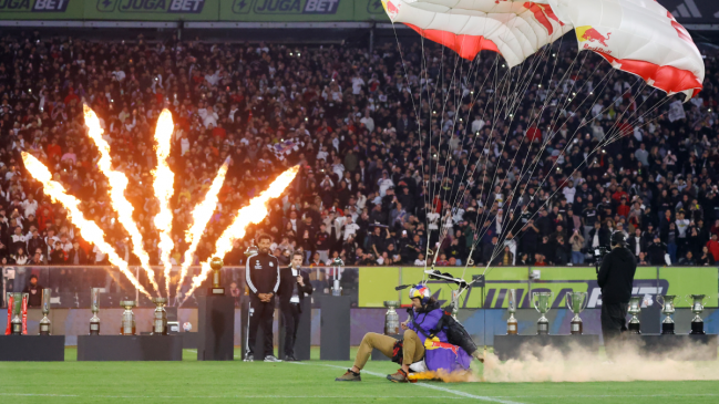 Skydiver Alvarez delivers Vozinha's jersey via parachute landing