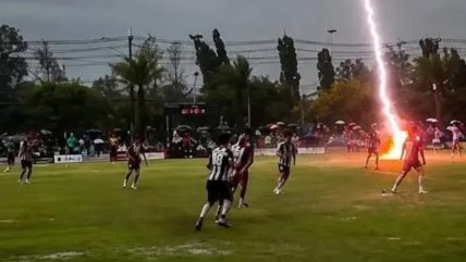   Imágenes sensibles: Un futbolista murió en Tailandia tras ser impactado por un rayo 