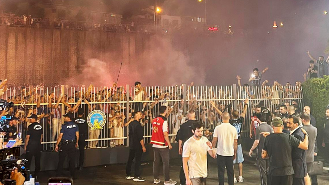 [VIDEO] Con bengalas y fuegos artificiales: El masivo recibimiento a Salah en Trabzonspor