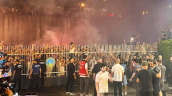 [VIDEO] Con bengalas y fuegos artificiales: El masivo recibimiento a Salah en Trabzonspor