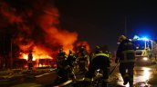Con riesgo de derrumbe: Sigue combate del megaincendio industrial en Quilicura