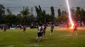 Imágenes sensibles: Un futbolista murió en Tailandia tras ser impactado por un rayo