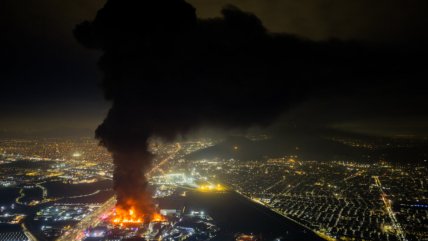 Decretan suspensión de clases en Quilicura por megaincendio en zona industrial
