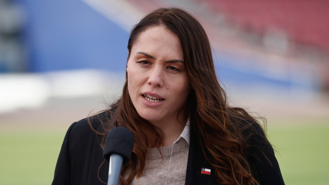 Ministra Duco defendió su gestión: El único que puede cuestionar mi permanencia es el Presidente